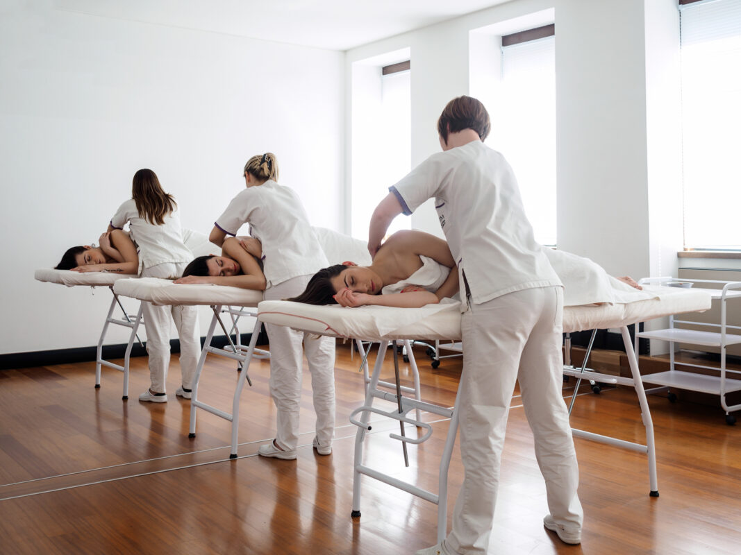 Lezione pratica di massaggio nel Biennio Qualifica Estetista AIEM