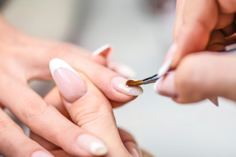 Applicazione dello smalto bianco per una manicure French