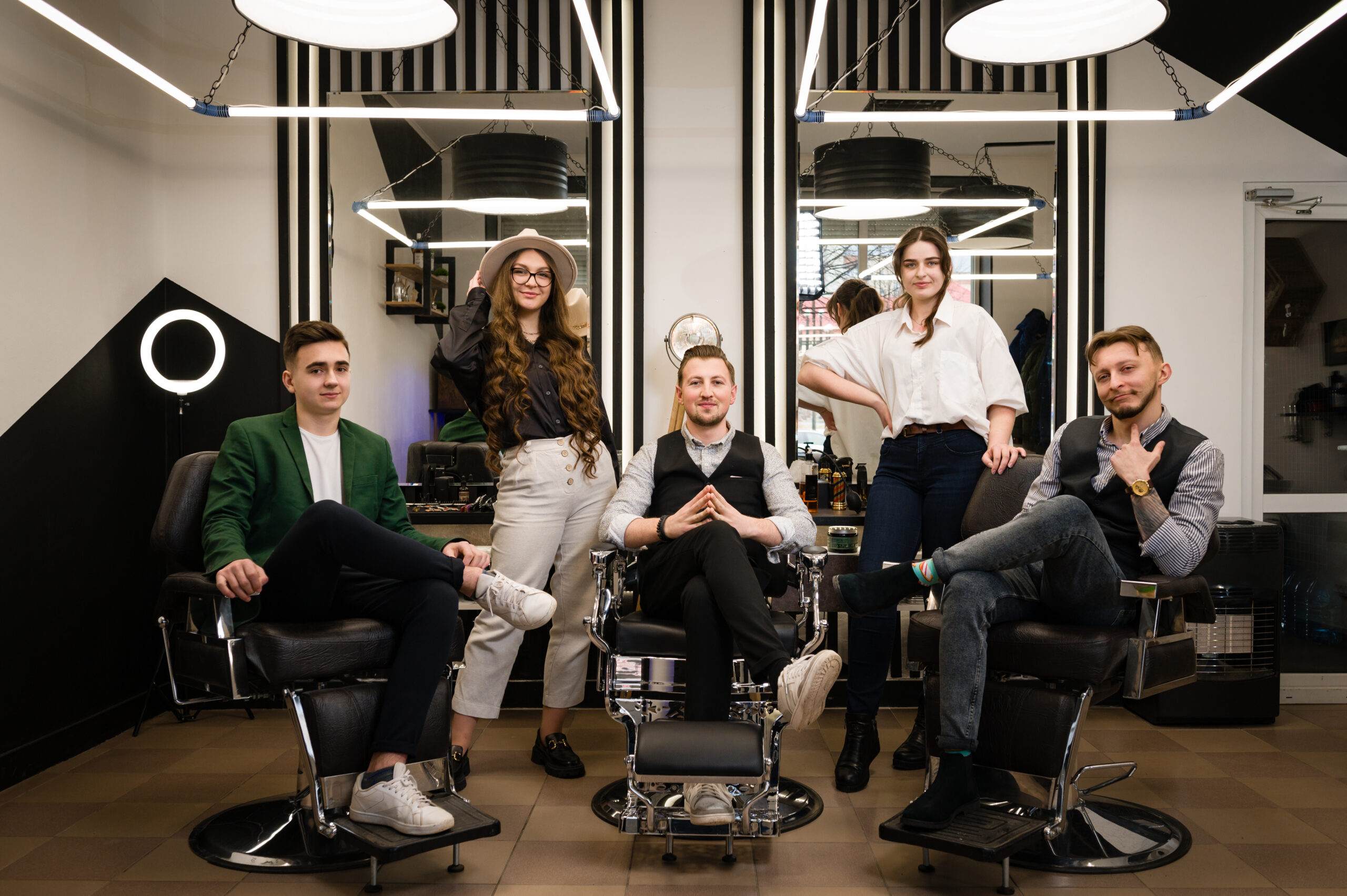 Team di barber professionisti all’interno di un barber shop