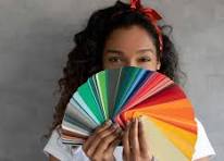 Lezione del corso di armocromia a Torino con utilizzo dei drappi cromatici